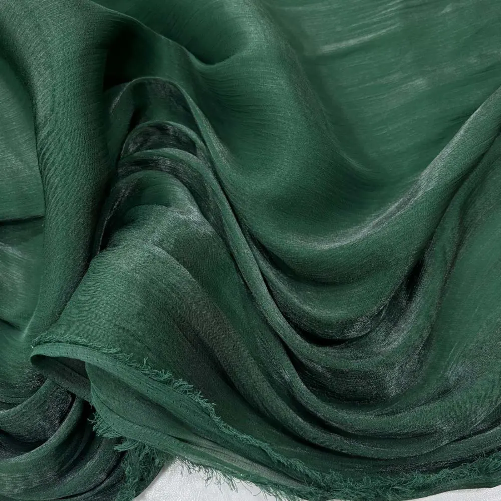 Dökümlü Janjan Organze Kumaş Zümrüt Yeşili Dökümlü Janjan Organze Kumaş Zümrüt Yeşili